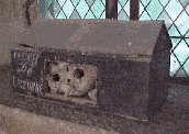 Bote contenant le chef de Les Abrays - Confectionne en 1850, elle porte l'inscription 'Ceff de Lzobr'