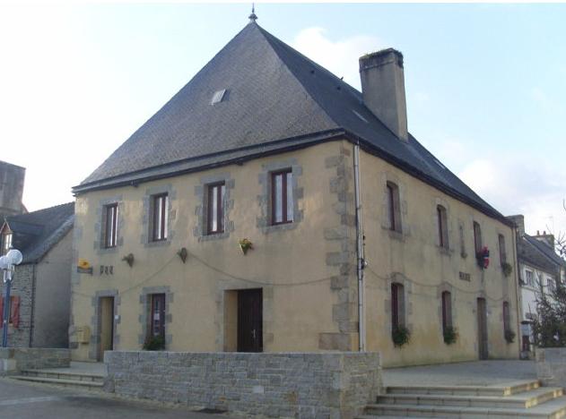 Mairie de Plougat-Gurand, ancien hpital fond par le testament de Vincent du Par de Locmaria. Btiment de 1699