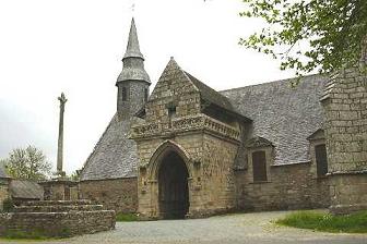 Chapelle de Kermaria-An Iskuit  Plouha: voue  la destruction par l'Inspecteur de Monuments Historiques en 1850 et sauve par la population. Outre le crne, elle abrite une fameuse danse macabre